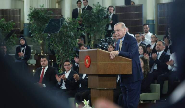 Erdoğan gençler ve milli sporcularla bir araya geldi: Sosyal medya en büyük sorun