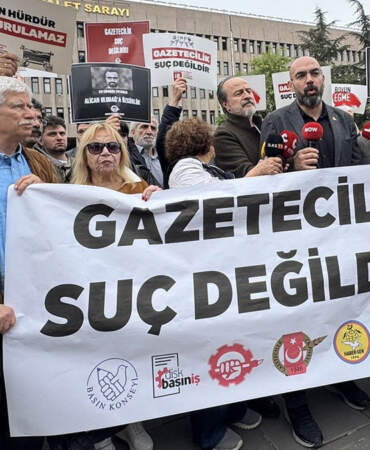 Ankara Adliyesi önünde Alican Uludağ’a destek çağrısı: “Gazetecilik suç değildir”