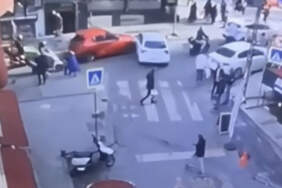 Kağıthane’de kaza! Otomobiller çarpıştı, araç dürümcü dükkanına girdi