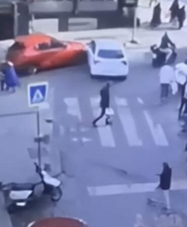 Kağıthane’de kaza! Otomobiller çarpıştı, araç dürümcü dükkanına girdi