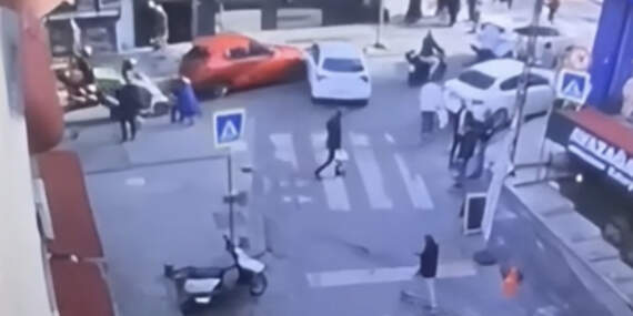 Kağıthane’de kaza! Otomobiller çarpıştı, araç dürümcü dükkanına girdi