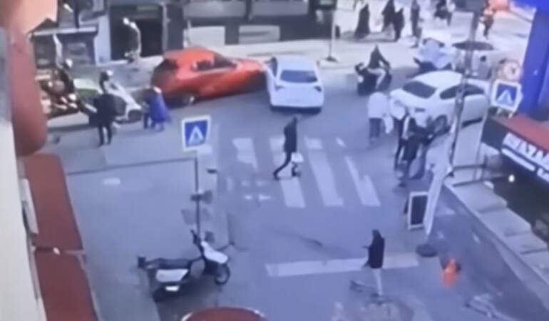 Kağıthane’de kaza! Otomobiller çarpıştı, araç dürümcü dükkanına girdi