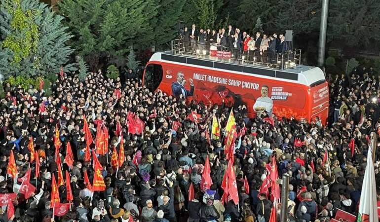 Özel’den butlan kararına karşı direniş mesajı: Genel Merkez’deyim, hiçbir yere gitmiyorum