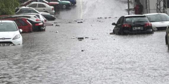 Ankara’da sağanak hayatı olumsuz etkiledi, bazı yollar göle döndü