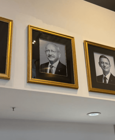 CHP Genel Merkezi’nde ‘Fotoğraf’ Mesajı: Özel’in Görüntüsü Hangi Anlama Geliyor?