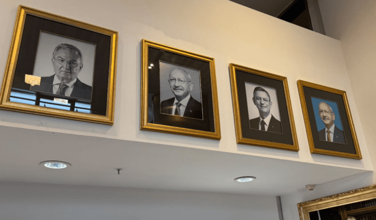 CHP Genel Merkezi’nde ‘Fotoğraf’ Mesajı: Özel’in Görüntüsü Hangi Anlama Geliyor?