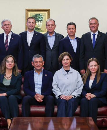 CHP’li Büyükşehir Belediye Başkanlarından Ortak Açıklama: Özgür Özel’e Destek ve 45 Gün İçinde Kurultay Çağrısı