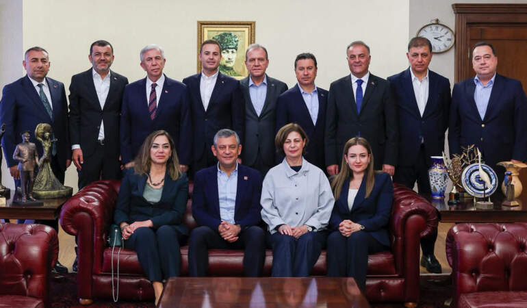 CHP’li Büyükşehir Belediye Başkanlarından Ortak Açıklama: Özgür Özel’e Destek ve 45 Gün İçinde Kurultay Çağrısı