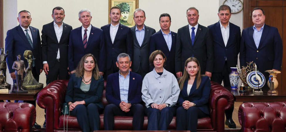 CHP’li Büyükşehir Belediye Başkanlarından Ortak Açıklama: Özgür Özel’e Destek ve 45 Gün İçinde Kurultay Çağrısı