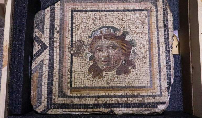 Zeugma’nın Çingene Kızı Mozaiğinin 13. kayıp parçası ABD’den Türkiye’ye getirildi