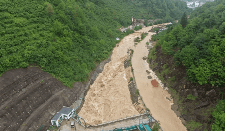 Giresun’u Sağanak Vurdu! Dereler Taştı, Yol Kapandı