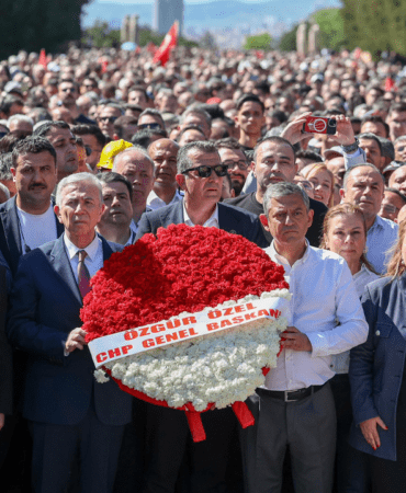 Özgür Özel Anıtkabir’e Yürüdü: ‘Meşruiyetimizi Milletten Alıyoruz’