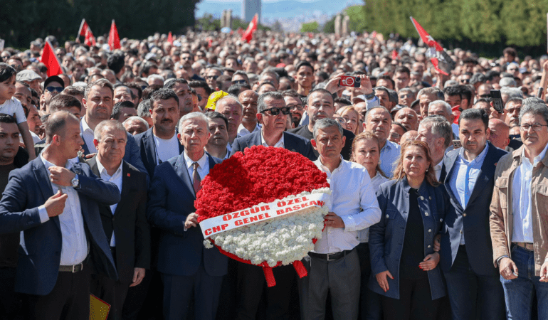 Özgür Özel Anıtkabir’e Yürüdü: ‘Meşruiyetimizi Milletten Alıyoruz’