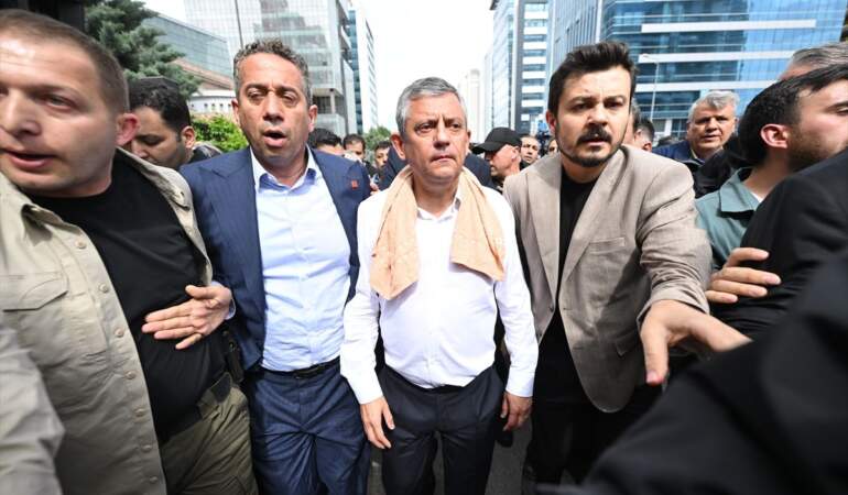 Özgür Özel, CHP Genel Merkezinden Uzaklaştırıldı