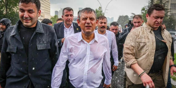 Özgür Özel’e Şok: Koruma Ekibi Yarıya İndirildi