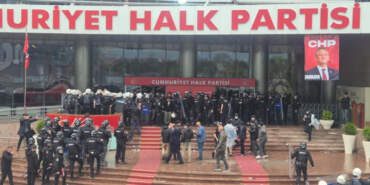 Polisler CHP Genel Merkezi’ni Tamamen Boşalttı: Son Olarak Özgür Özel Çıktı