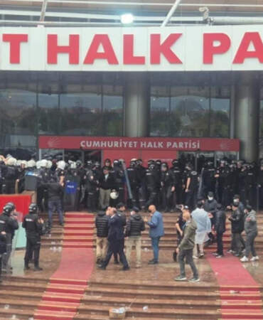 Polisler CHP Genel Merkezi’ni Tamamen Boşalttı: Son Olarak Özgür Özel Çıktı