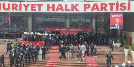 Polisler CHP Genel Merkezi’ni Tamamen Boşalttı: Son Olarak Özgür Özel Çıktı