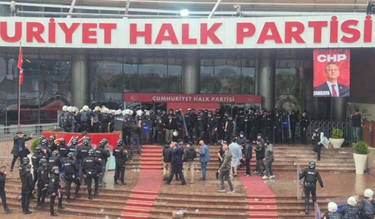 Polisler CHP Genel Merkezi’ni Tamamen Boşalttı: Son Olarak Özgür Özel Çıktı
