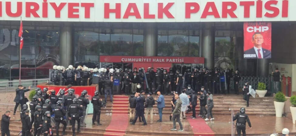 Polisler CHP Genel Merkezi’ni Tamamen Boşalttı: Son Olarak Özgür Özel Çıktı