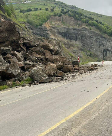 Samsun-Asarcık Kara Yolunda Heyelan: Dev Kayalar Yola Savruldu