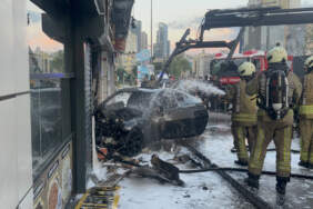 Lüks Aracın Daldığı Dükkanda Yangın! 2 Kişi Yaralandı