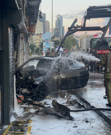 Lüks Aracın Daldığı Dükkanda Yangın! 2 Kişi Yaralandı