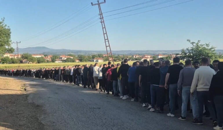 Tam 90 Yıldır Aynı Kuyruk: Burada Küslük Mezarda Bitiyor