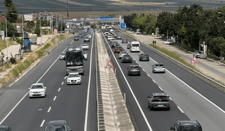 Yollarda Bayram Dönüşü Alarmı: 43 İlin Kavşağında Büyük Sıkışma