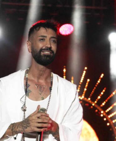 Konserde korkutan anlar: Sahnedeki alev Tan Taşçı’nın yüzüne sıçradı