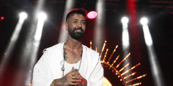 Konserde korkutan anlar: Sahnedeki alev Tan Taşçı’nın yüzüne sıçradı