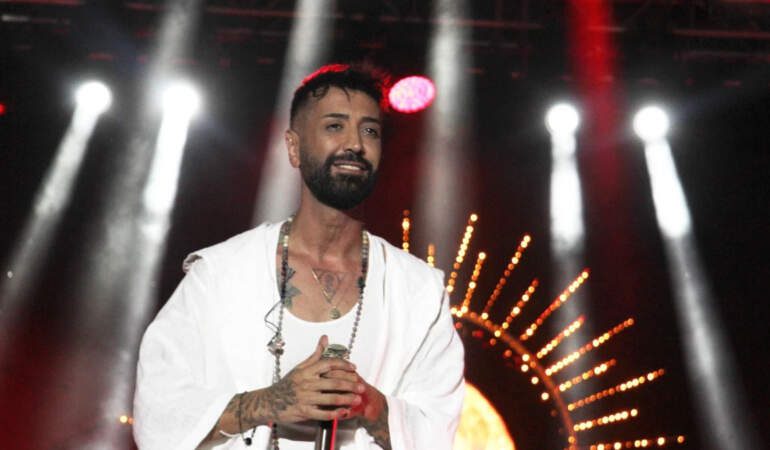 Konserde korkutan anlar: Sahnedeki alev Tan Taşçı’nın yüzüne sıçradı