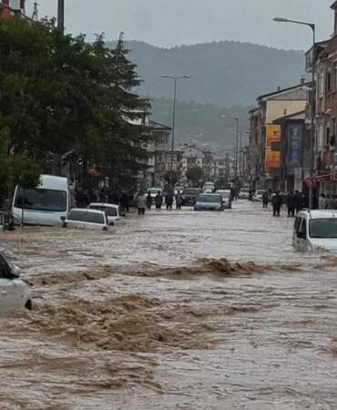 İçişleri Bakanlığı’ndan kritik uyarı: Marmara, Akdeniz ve Doğu Anadolu’ya ‘sarı kodlu’ sel uyarısı
