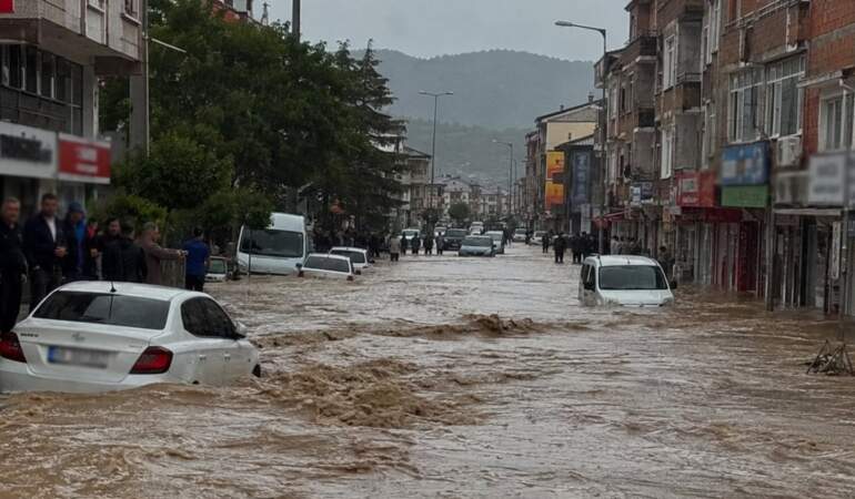 İçişleri Bakanlığı’ndan kritik uyarı: Marmara, Akdeniz ve Doğu Anadolu’ya ‘sarı kodlu’ sel uyarısı