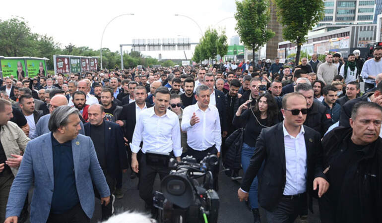 TOMA’nın üstünden seslenen Özel: Parti fiilen kapatıldı, yeniden açacağız
