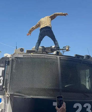 İzmir’de TOMA’ya çıkan eylemci tutuklandı