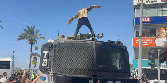 İzmir’de TOMA’ya çıkan eylemci tutuklandı