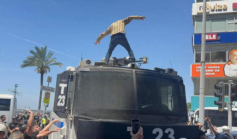 İzmir’de TOMA’ya çıkan eylemci tutuklandı