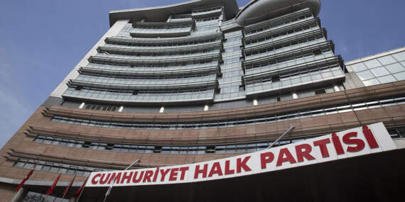 CHP yönetiminden PM toplantısının ertelenmesine tepki: Tebliğ sorunu değil, çoğunluk sorunu var