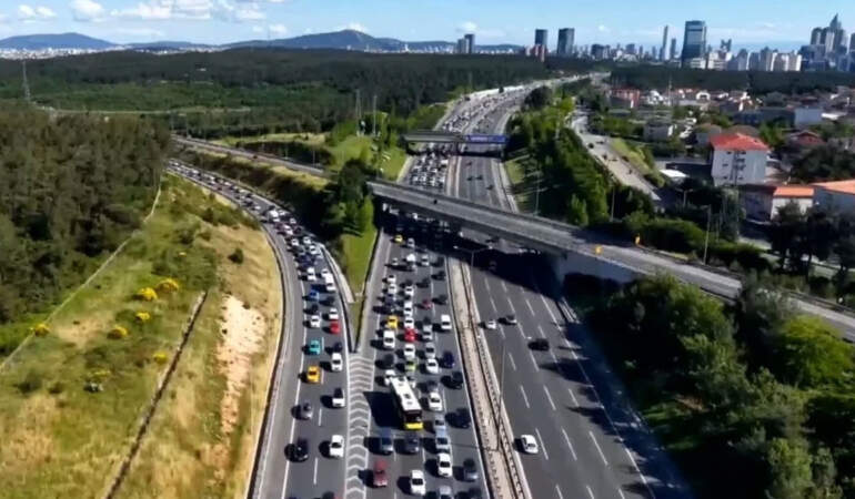 Bayram dönüşü İstanbul trafiği kitlendi!