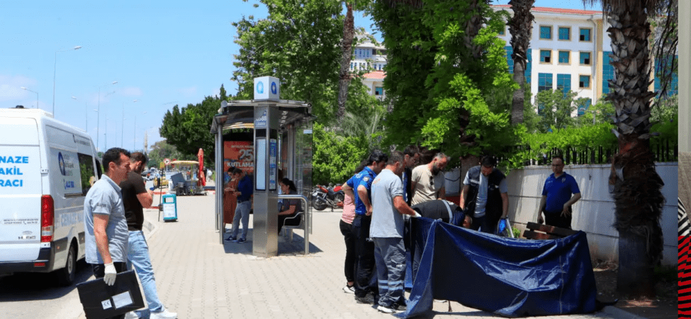 Adliye Önünde Şüpheli Ölüm… Bankta Hareketsiz Bulundu