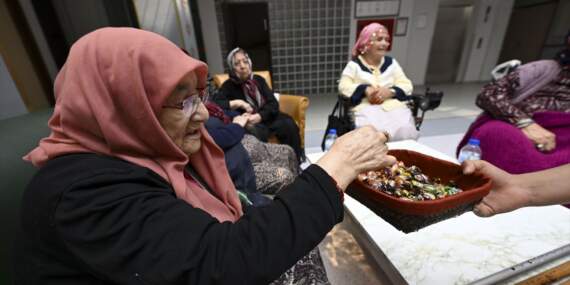 Huzurevinde bayram sevinci: Her gün bayram gibi