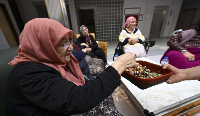 Huzurevinde bayram sevinci: Her gün bayram gibi