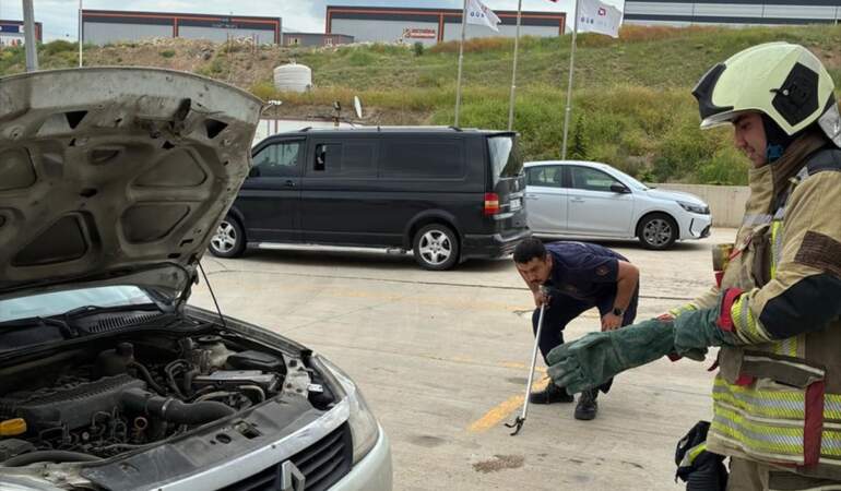 Kahramankazan’da Otomobil Motoruna Yılan Girdi