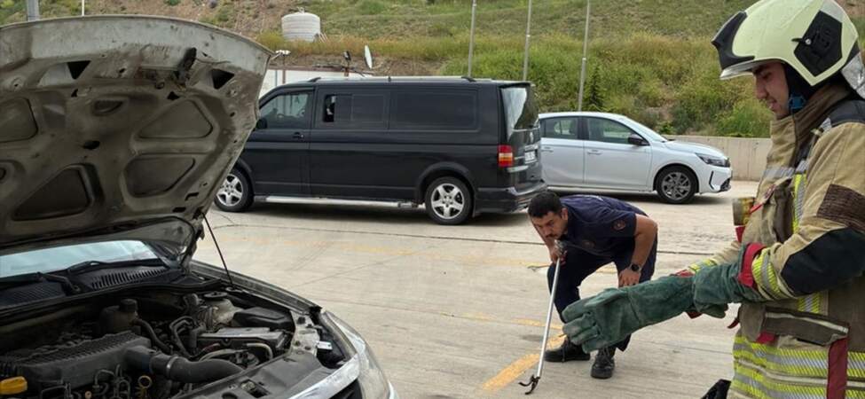 Kahramankazan’da Otomobil Motoruna Yılan Girdi