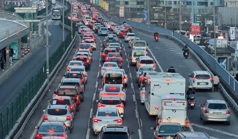 Bayram Bitti, Çile Başladı: İstanbul’da Tatil Sonrası Trafik Kilit