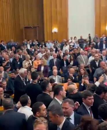 CHP grup salonunda hıncahınç kalabalık! Vekillerin hepsi aynı sloganı attı