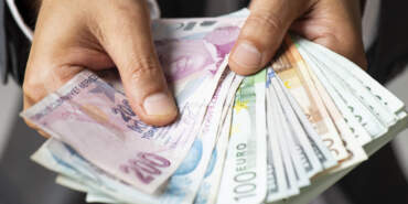 Dövizde Sabah Hareketliliği: Dolar Yükselişte, Euro Geri Çekildi