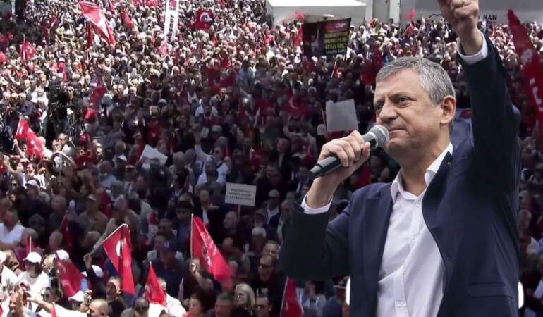 Güvenpark’ta insan seli! Özgür Özel’in programı öncesi alan doldu taştı