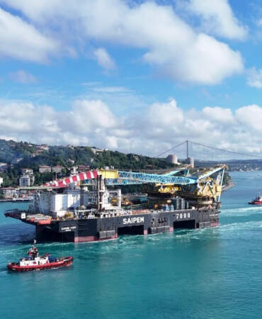İstanbul Boğazı’ndan Geçen Dev Vinç Gemisi Havadan Görüntülendi